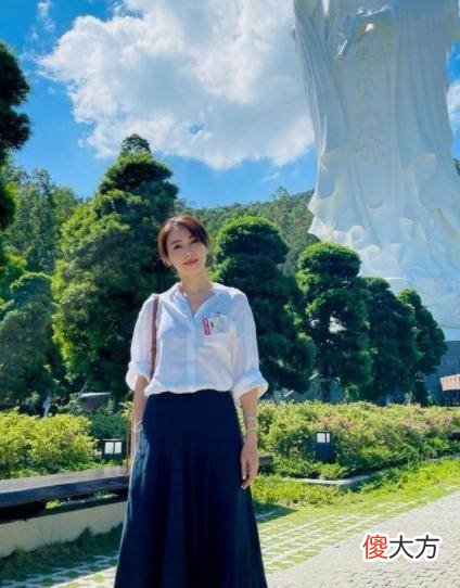 【时尚一点】黎姿橙色长裙带来鲜活“能量”，鲜活“能量”就像注入胶原蛋白