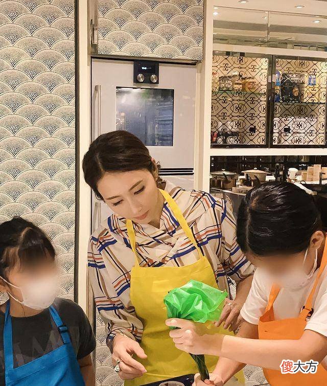【时尚一点】49岁黎姿晒美照，格纹外套搭配黄色围裙，宜室宜家的模样很温柔