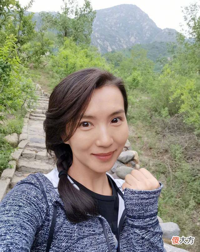 【就爱时尚】陈好的t恤怎么穿才不会显得臃肿？