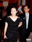 【时尚一点】43岁微胖女生穿黑色缎面黑色缎面直筒裙，魅力犹存