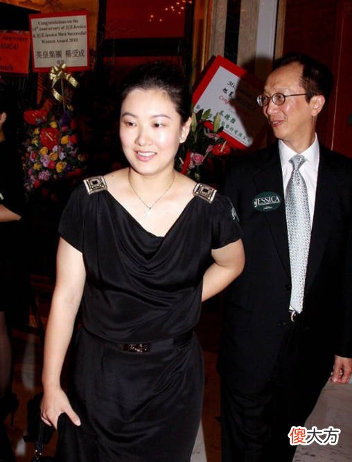 【时尚一点】43岁微胖女生穿黑色缎面黑色缎面直筒裙，魅力犹存