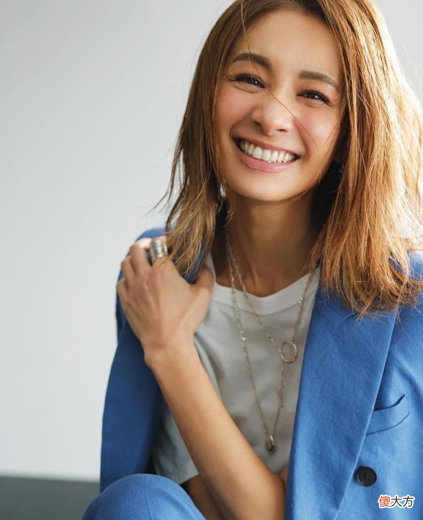 【就爱时尚】经历癌症、离婚之后，48岁终成日本知名模特，她大器晚成衣品不俗