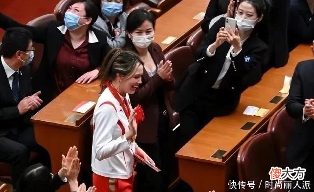【时尚一点】谷爱凌又给国人长脸了！穿国家队队服登上《时代》官网首页，超牛