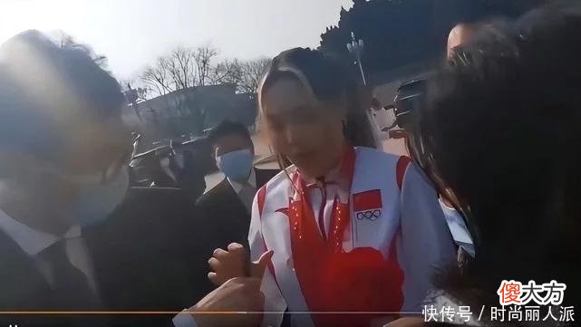 【时尚一点】谷爱凌又给国人长脸了！穿国家队队服登上《时代》官网首页，超牛
