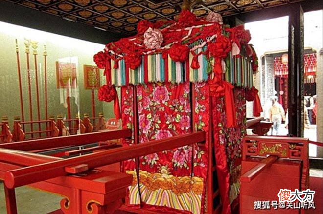 【爱历史】古代女子结婚为何钟情于八抬大轿？结婚坐花轿有什么讲究吗？