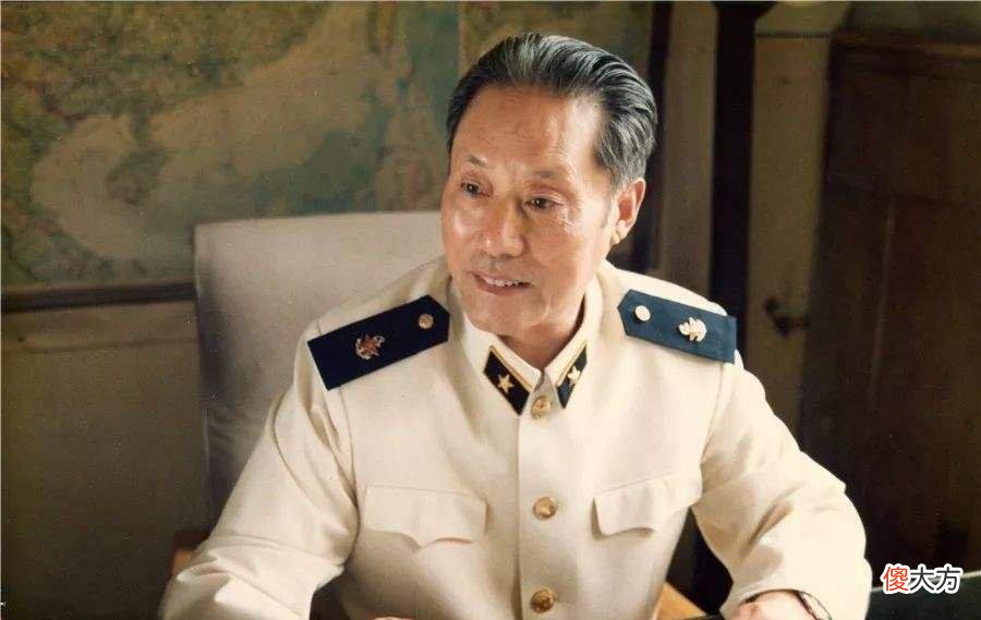 【历史故事】1987年总参谋长和国防部长视察北海舰队，8位首长合影，都有谁？