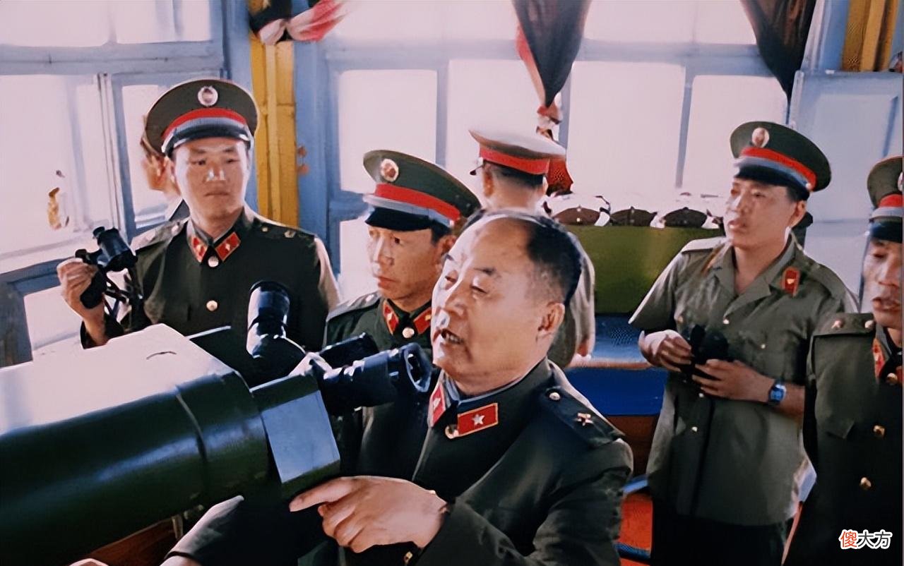 【历史故事】1987年总参谋长和国防部长视察北海舰队，8位首长合影，都有谁？