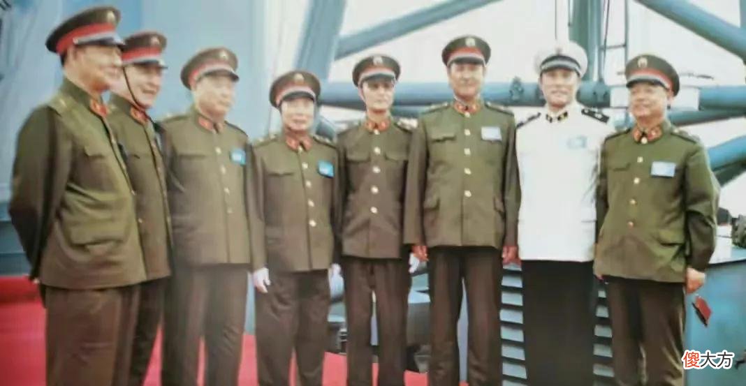 【历史故事】1987年总参谋长和国防部长视察北海舰队，8位首长合影，都有谁？