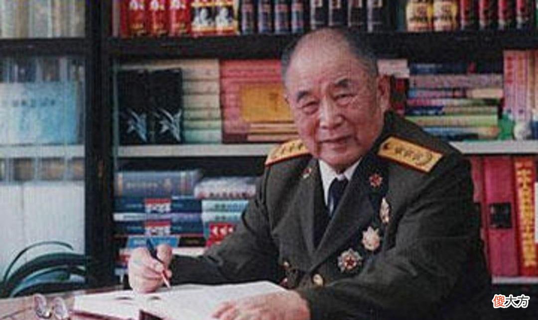【历史故事】1987年总参谋长和国防部长视察北海舰队，8位首长合影，都有谁？