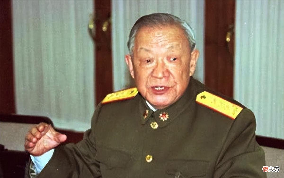 【历史故事】1987年总参谋长和国防部长视察北海舰队，8位首长合影，都有谁？
