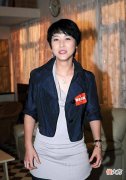 【时尚一点】周海媚的服装设计休闲和淑女风格搭配，显得年轻十足