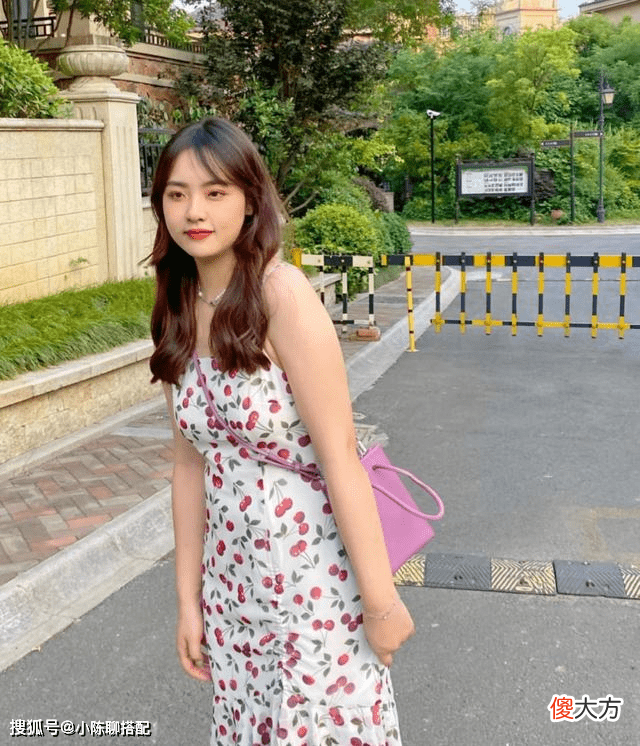 【时尚一点】谁说微胖女人穿吊带显壮？知道这2点，夏季清凉又显瘦