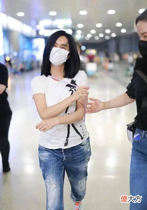 【就爱时尚】49岁朱茵穿白色t恤搭配破洞裤现身机场，活力感十足