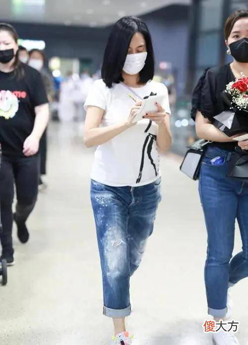 【就爱时尚】49岁朱茵穿白色t恤搭配破洞裤现身机场，活力感十足
