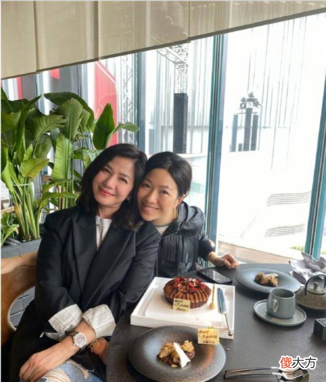 【时尚一点】女神钟楚红穿红色设计的衬衫，气质却沉淀出岁月的宁静