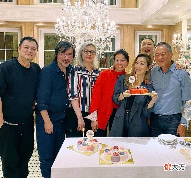 【时尚一点】女神钟楚红穿红色设计的衬衫，气质却沉淀出岁月的宁静