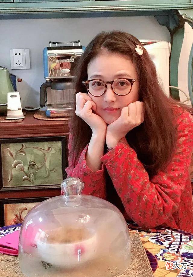 【时尚一点】哪里有五十多岁的老少女，周海媚脸上p的没有皱纹，难以遮住衰老
