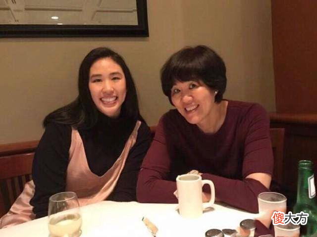 【时尚一点】谷爱凌跟郎平一家合影，郎平女儿比她高半头，长相普通但很自信！
