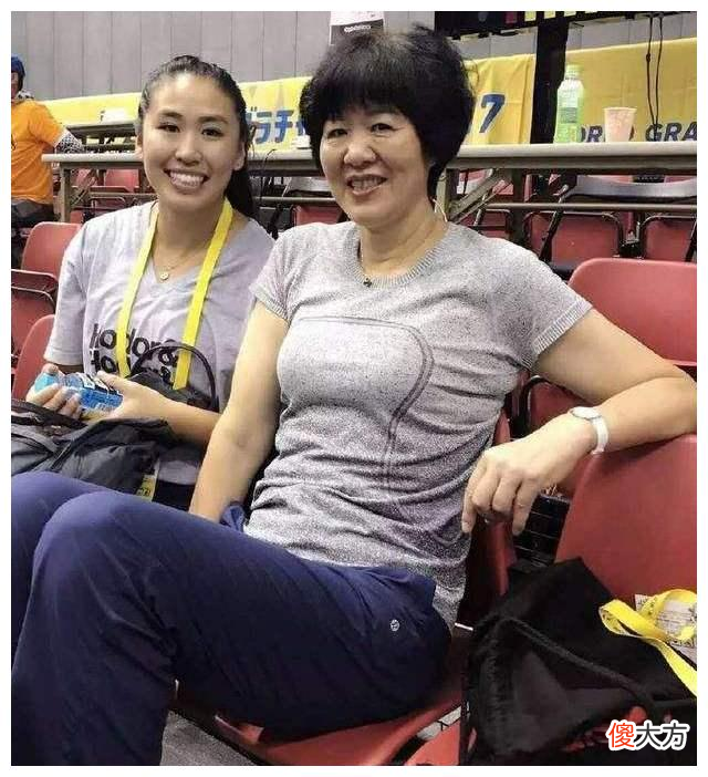 【时尚一点】谷爱凌跟郎平一家合影，郎平女儿比她高半头，长相普通但很自信！