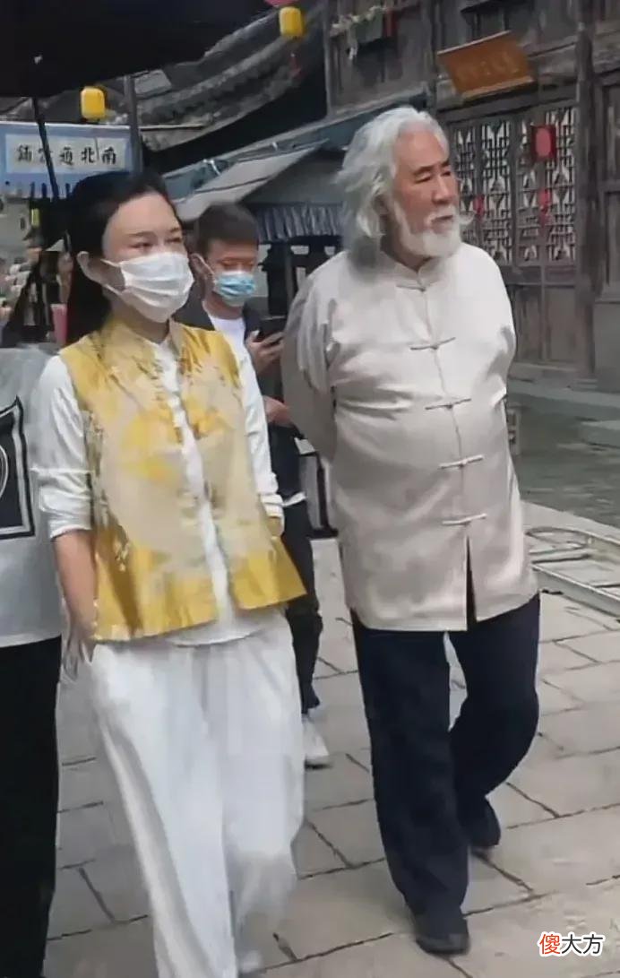【时尚一点】张纪中现身当证婚人，娇妻在旁只顾聊天，杜星霖闹脾气独自走开！