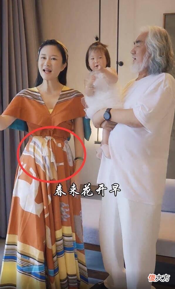 【时尚一点】张纪中现身当证婚人，娇妻在旁只顾聊天，杜星霖闹脾气独自走开！
