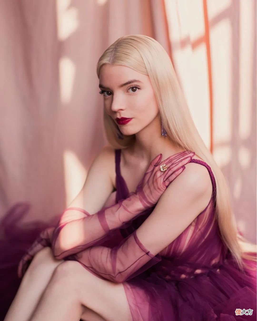 【就爱时尚】来康康Anya Taylor-Joy的真人芭比换装小游戏～