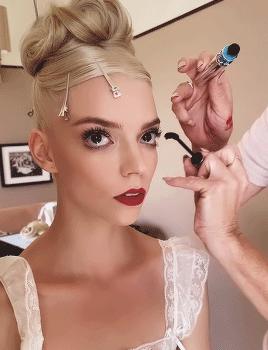 【就爱时尚】来康康Anya Taylor-Joy的真人芭比换装小游戏～