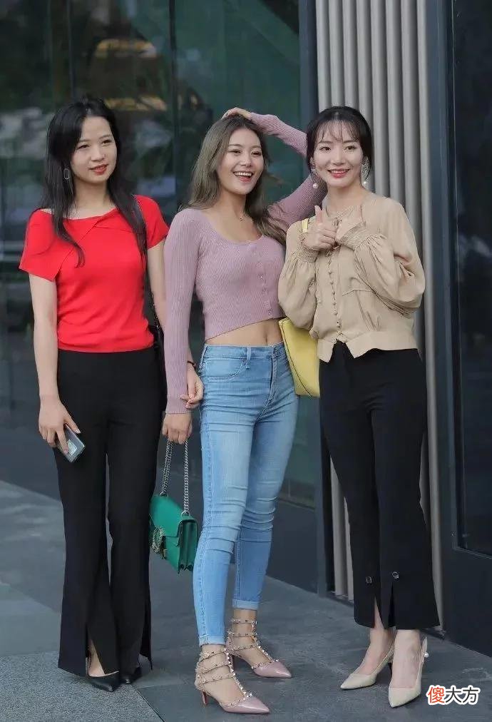 【就爱时尚】宽领上衣搭配浅色牛仔裤不仅高挑还显瘦，简约大方淑女气质出众