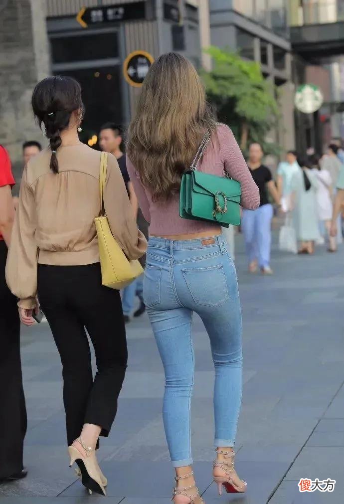 【就爱时尚】宽领上衣搭配浅色牛仔裤不仅高挑还显瘦，简约大方淑女气质出众