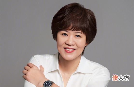【时尚一点】奥运冠军同框！郎平退休后快瘦成麻杆，00后谷爱凌穿黑裙窄腰翘臀显少女身材