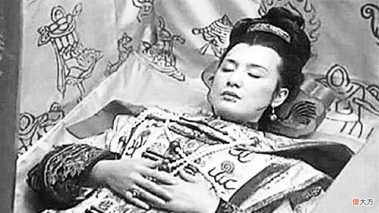 【爱历史】1972年，内蒙发现清代女子墓，尸身穿龙袍240年不腐，什么身份？