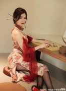【时尚一点】改良版的旗袍穿在身上不自觉的尽显优雅端庄，低调优雅的色彩尽显十足女人味