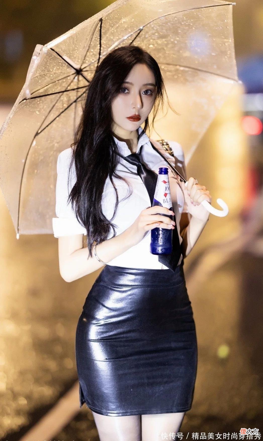 【时尚一点】衬衫搭配黑色皮裙也能轻松穿出不一样的气质感