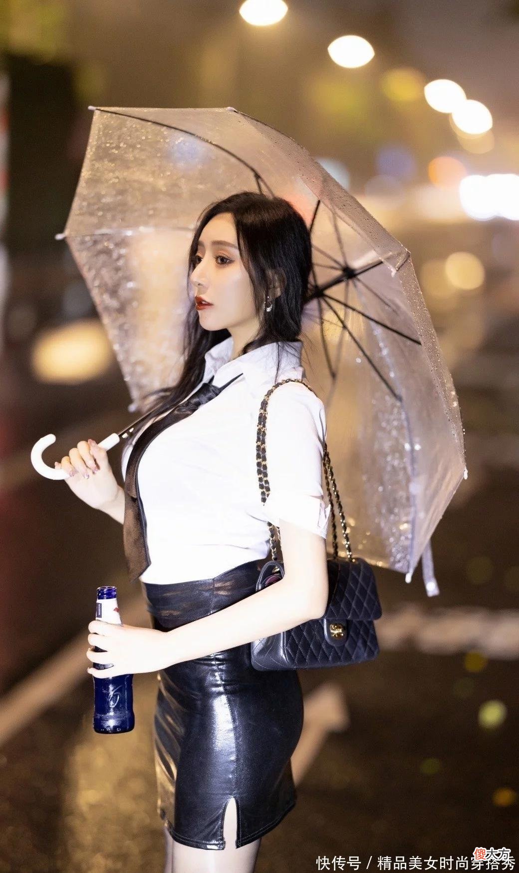 【时尚一点】衬衫搭配黑色皮裙也能轻松穿出不一样的气质感
