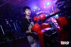【游戏世界】小超梦光辉辅助单杀上单诺手,网友:我超哥打辅助,人头嚼碎喂我