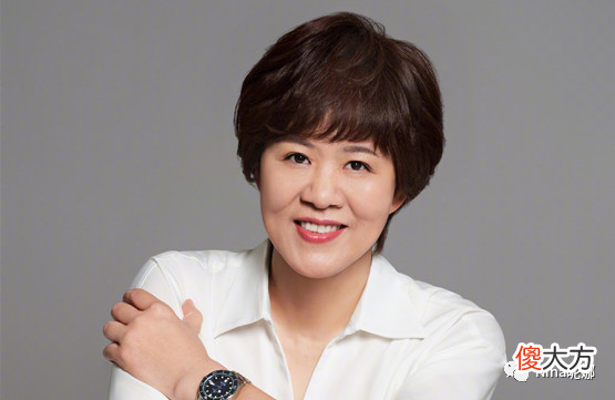 【就爱时尚】奥运冠军同框！郎平退休后快瘦成麻杆，00后谷爱凌穿小黑裙凹曲线