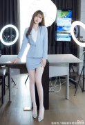 【就爱时尚】淡蓝色的西装套裙  清新感十足  内搭白色的衬衫  减龄又不失女人味