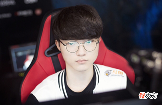 【游戏世界】水晶哥点评Faker，实力下滑严重，但RNG有一致命弱点