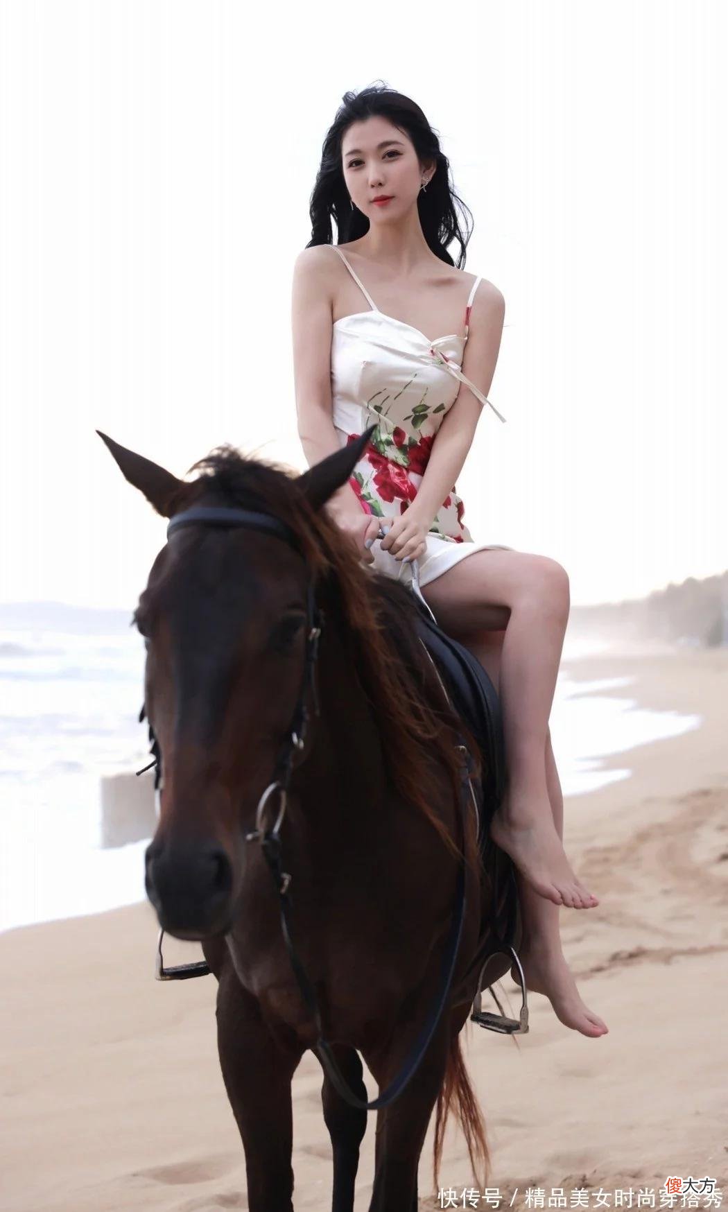 【时尚一点】质感满满的吊带裙，夏日清凉的穿搭，吸睛的花朵点缀女人味十足