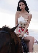 【时尚一点】质感满满的吊带裙，夏日清凉的穿搭，吸睛的花朵点缀女人味十足