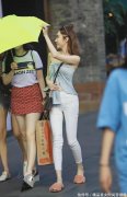 【就爱时尚】街拍：白色紧身裤上身搭配一件抹胸的小衫个性时尚又性感吸睛