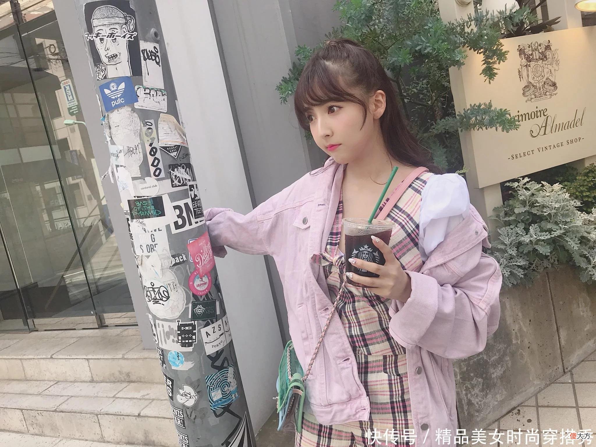 【就爱时尚】格子连体短裤搭配淡紫色的牛仔外套街范十足减龄又不失青春感