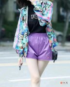 【时尚一点】50岁左右的女人，穿衣尽量避免这三种时尚，比花色简约