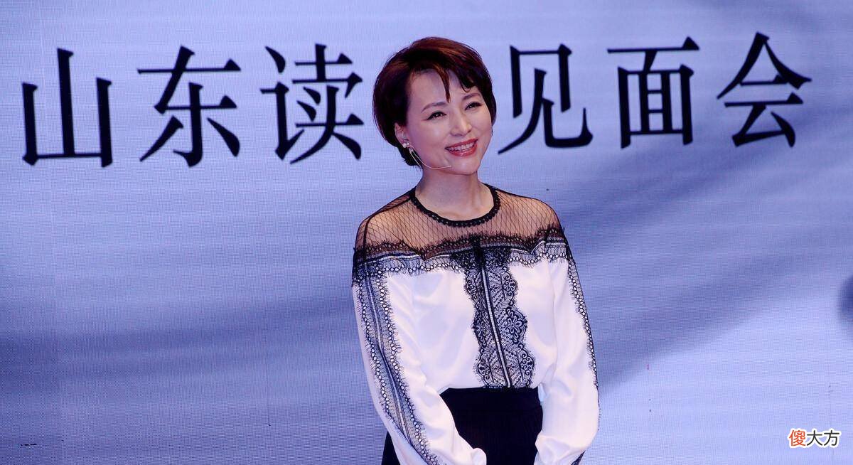 【时尚一点】董卿气质穿搭是如何掌握搭配度的，让女生在下半生找到灵感