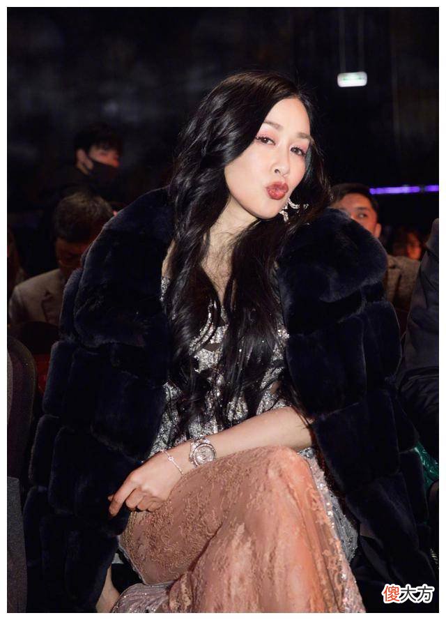 【时尚一点】钟丽缇这么穿的钟丽缇真开，沙漏的身体真丰满