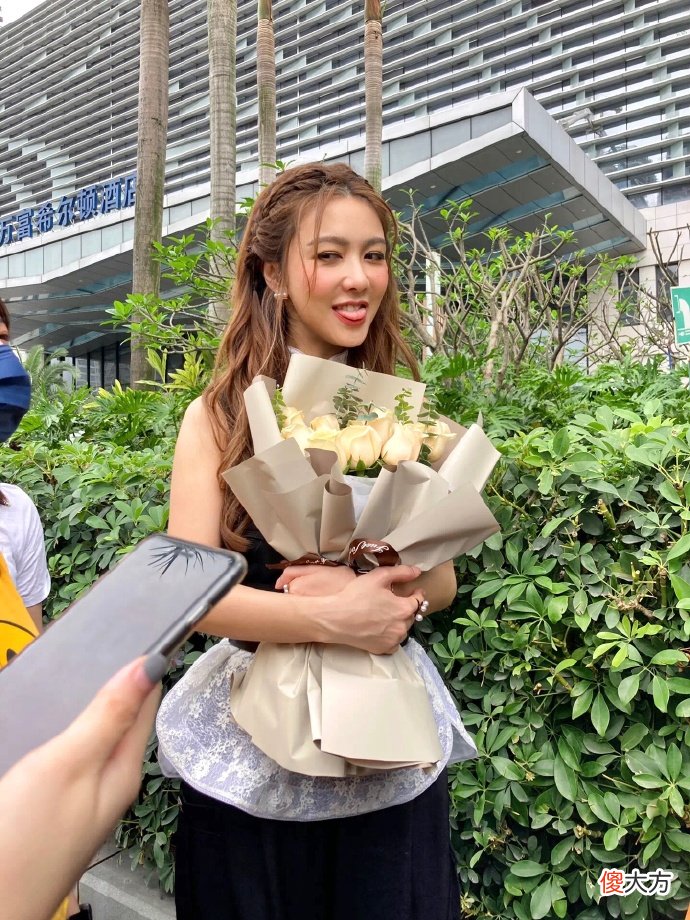 【时尚一点】生图杀手????！40岁薛凯琪收到鲜花笑成少女，吐舌头卖萌瞬间被甜化了