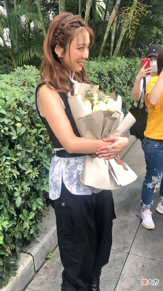 【时尚一点】生图杀手????！40岁薛凯琪收到鲜花笑成少女，吐舌头卖萌瞬间被甜化了