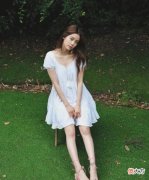 【就爱时尚】欧阳娜娜一袭白色娃娃裙出镜，俏皮减龄，尽显少女气质