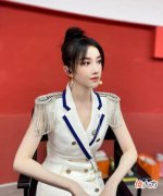 【就爱时尚】陈小纭黑色西装搭配超短裤，一双大长腿展露无遗，看着就心动不已