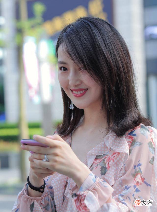 【时尚一点】街拍：妹妹穿着牛仔裤，看上去和海蓝色一样清新！